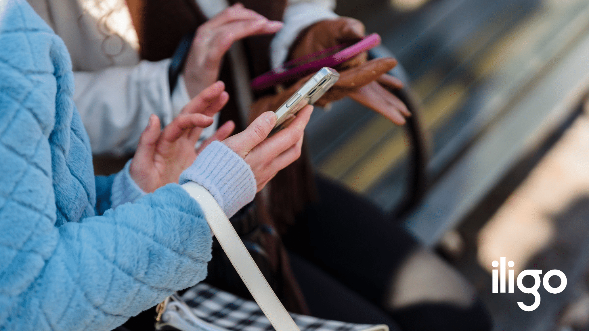 Deux personnes consultent leurs smartphones – étude iligo sur les lecteurs des médias indépendants